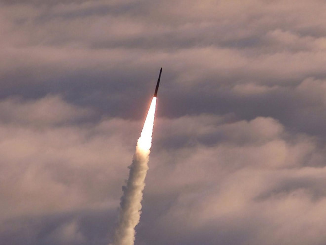 Tên lửa Minuteman III phóng lên từ California