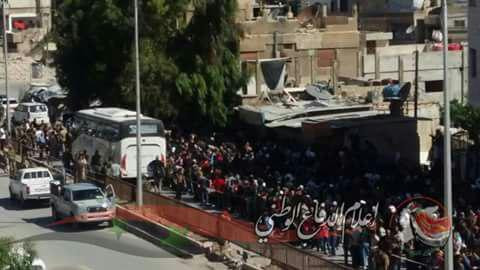 Hàng ngàn phiến quân Syria đầu hàng, di tản khỏi ngoại vi Damascus (video) ảnh 4