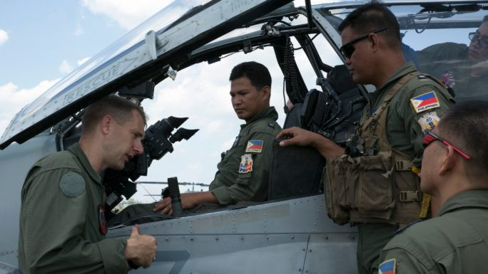 Cố vấn Mỹ và các phi công Philiphines trước khi xuất kích