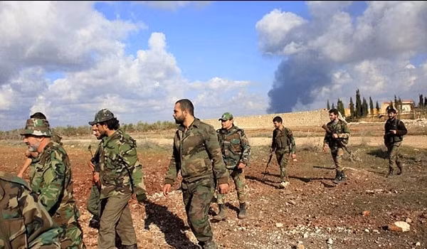 Một cố vấn quân sự Nga (đội mũ và không râu) đi cùng đơn vị Tiger trên chiến trường Aleppo