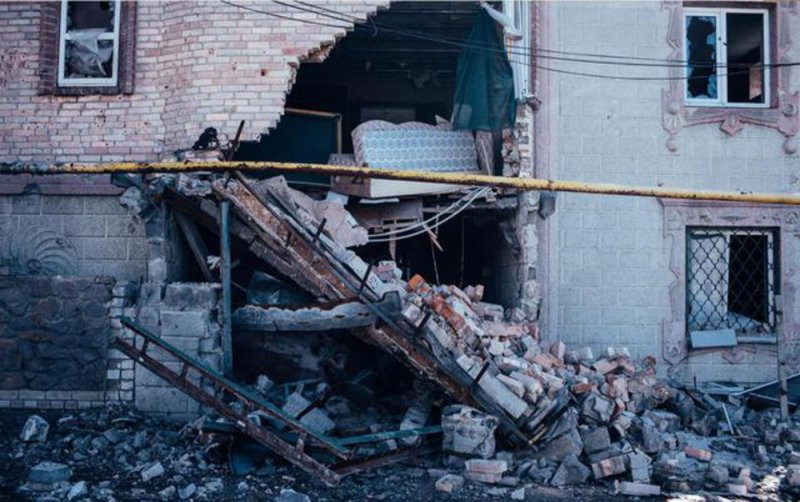 Những ngôi nhà vùng Donbass bị trúng đạn pháo từ phía lực lượng quân sự Kiev
