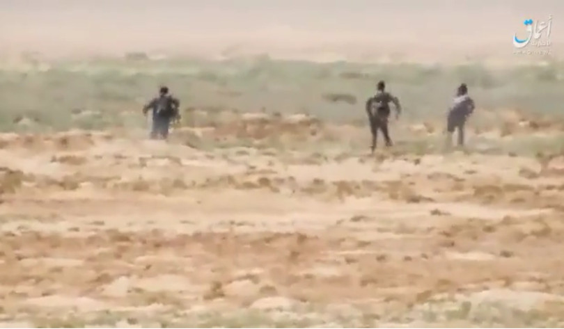 Binh sĩ quân đội Syria rút lui trong làn đạn của IS