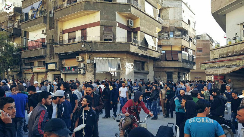 Hàng ngàn phiến quân Syria đầu hàng, di tản khỏi ngoại vi Damascus (video) ảnh 2