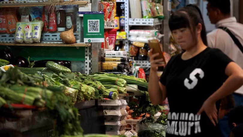 Thanh toán qua mã QR được chấp nhận cả ở các tiệm kinh doanh rau quả, thực phẩm nhỏ tại Trung Quốc. Ảnh: TO