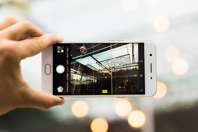 Oppo F1s được mệnh danh là “chuyên gia selfie".