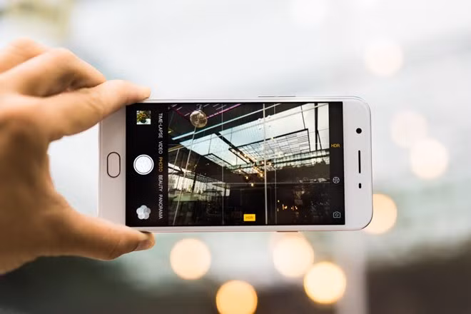 Oppo F1s được mệnh danh là “chuyên gia selfie". Oppo F1s được mệnh danh là “chuyên gia selfie".