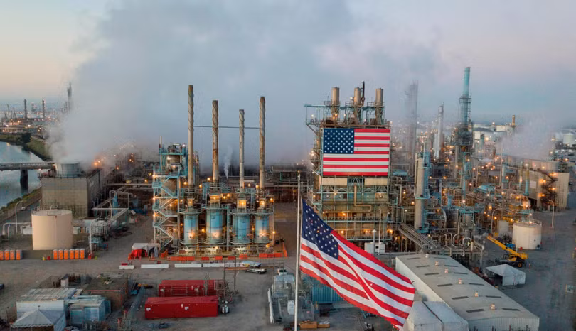 Khi giá dầu lao dốc, hàng trăm công ty rơi vào cảnh phá sản. Ảnh: Reuters.