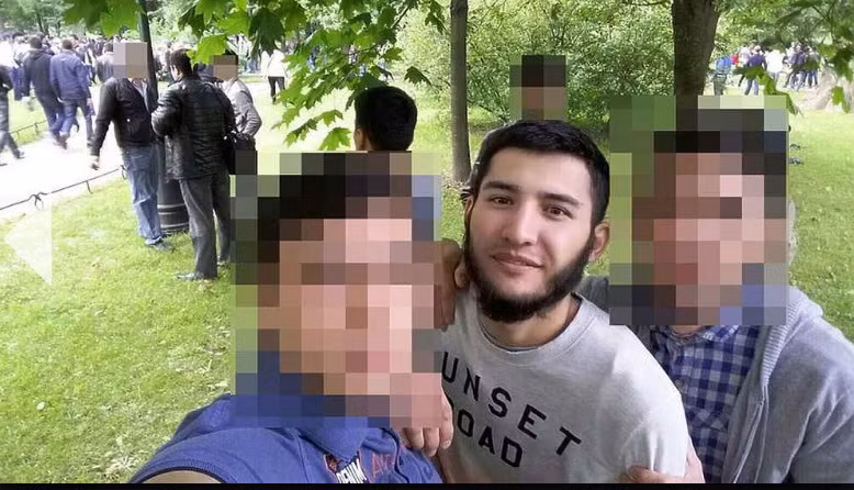 Dzhalinov cùng bạn bè (ảnh trong tài khoản mạng xã hội)