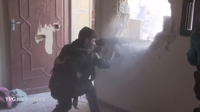 Một binh sĩ người Kurd đang chiến đấu trong thành phố Raqqa - ảnh video truyền thông người Kurd