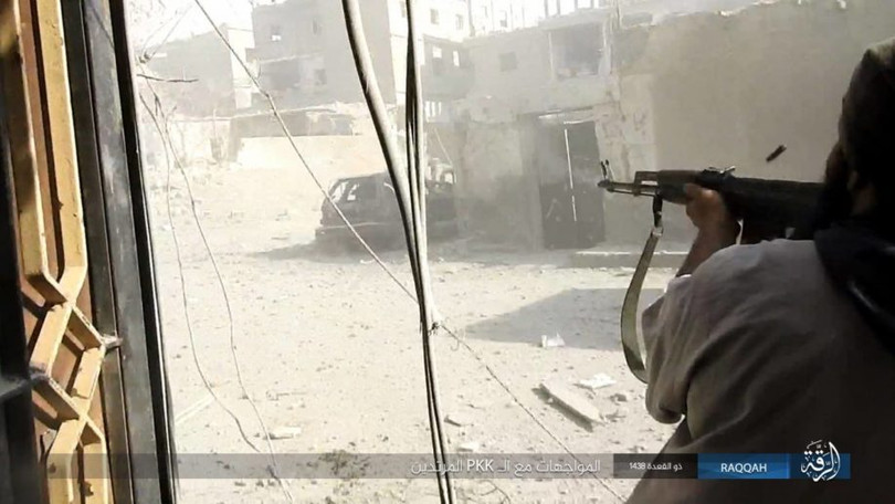 Sắp bại vong, IS ngoan cố tử thủ tại hang ổ Raqqa (video) ảnh 7