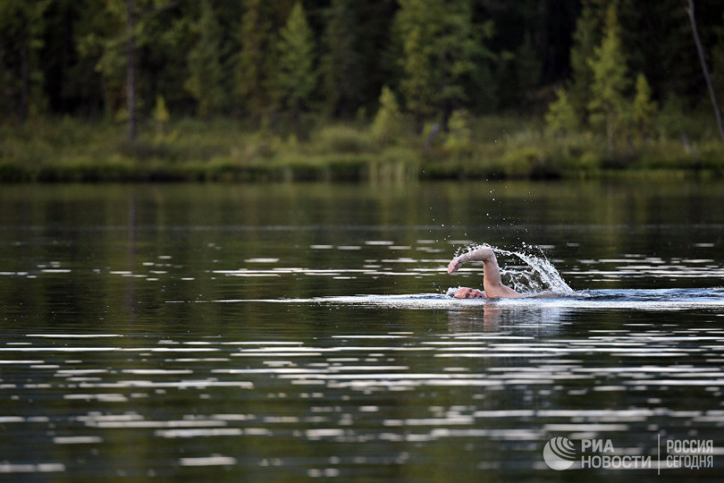 Tổng thống Putin lại cởi trần câu cá, bơi trên sông lạnh ảnh 6