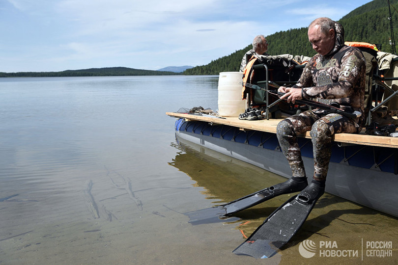 Tổng thống Putin lại cởi trần câu cá, bơi trên sông lạnh ảnh 16