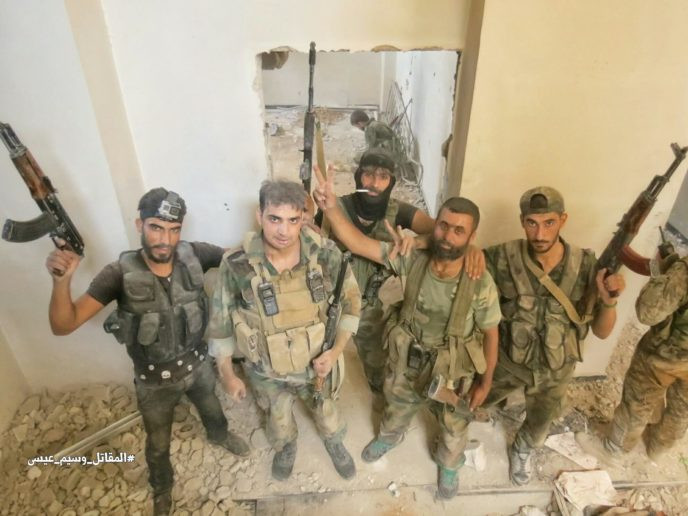 Phiến quân nã tên lửa TOW Mỹ phá hủy pháo tự hành quân Assad (video) ảnh 15