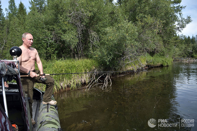 Tổng thống Putin lại cởi trần câu cá, bơi trên sông lạnh ảnh 7