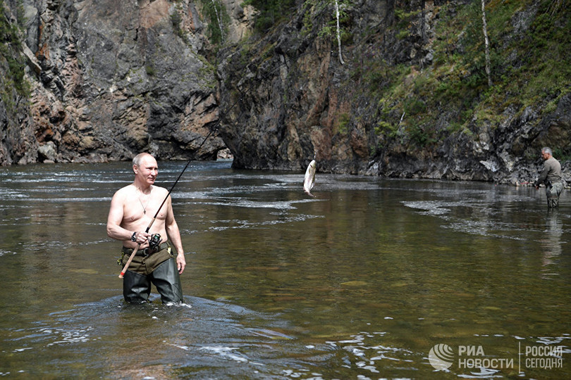 Tổng thống Putin lại cởi trần câu cá, bơi trên sông lạnh ảnh 9