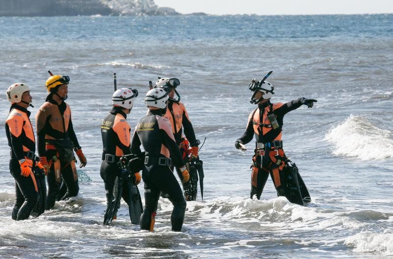 Người nhái của Nhật Bản luyện tập trên biển