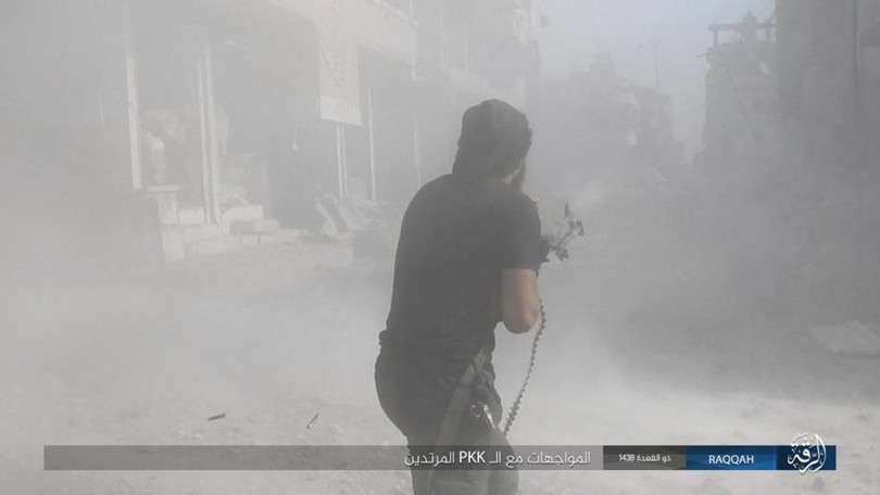 Sắp bại vong, IS ngoan cố tử thủ tại hang ổ Raqqa (video) ảnh 9