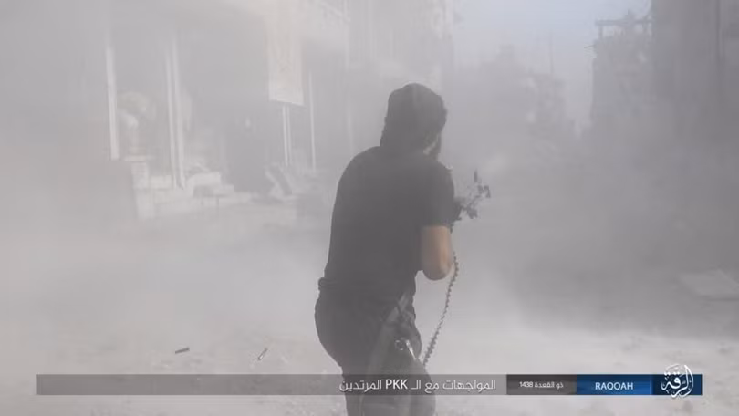 Sắp bại vong, IS ngoan cố tử thủ tại hang ổ Raqqa (video) ảnh 9