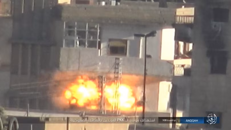 Sắp bại vong, IS ngoan cố tử thủ tại hang ổ Raqqa (video) ảnh 3