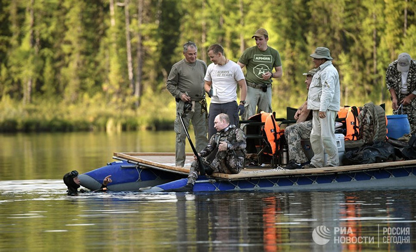 Tổng thống Putin lại cởi trần câu cá, bơi trên sông lạnh ảnh 3