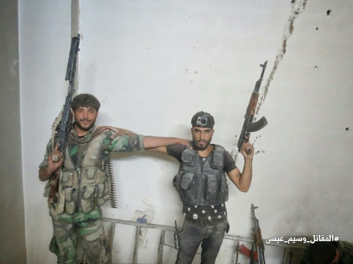 Phiến quân nã tên lửa TOW Mỹ phá hủy pháo tự hành quân Assad (video) ảnh 13