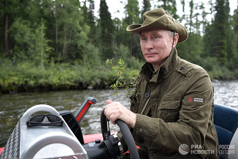 Tổng thống Putin lại cởi trần câu cá, bơi trên sông lạnh ảnh 1