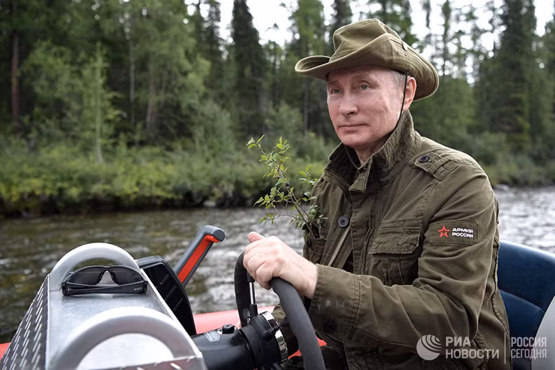 Tổng thống Putin lại cởi trần câu cá, bơi trên sông lạnh ảnh 1