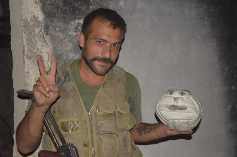 Khốc liệt cuộc chiến đường hầm ngoại ô Damascus, Syria (video) ảnh 1