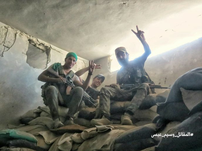 Phiến quân nã tên lửa TOW Mỹ phá hủy pháo tự hành quân Assad (video) ảnh 7