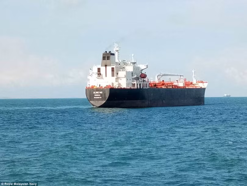 Hoảng hồn trước cú đâm khu trục hạm Mỹ tại Malacca (video) ảnh 5