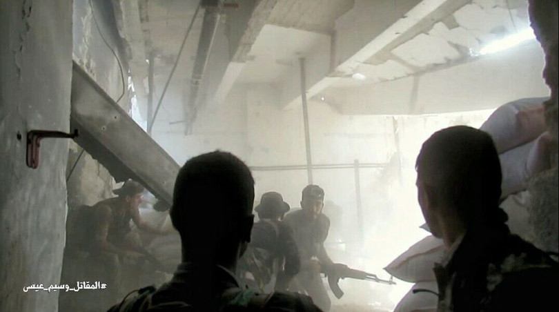 Phiến quân nã tên lửa TOW Mỹ phá hủy pháo tự hành quân Assad (video) ảnh 17