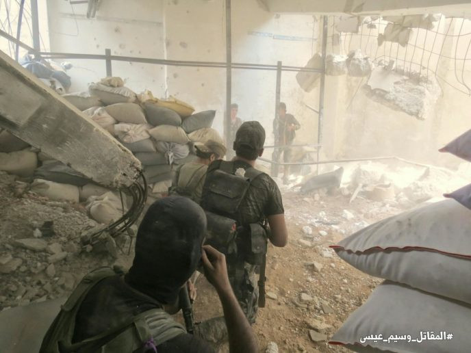 Phiến quân nã tên lửa TOW Mỹ phá hủy pháo tự hành quân Assad (video) ảnh 5