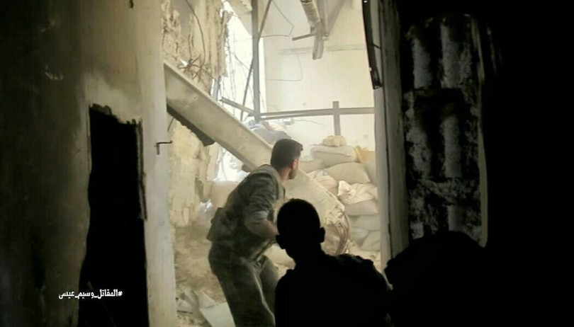 Phiến quân nã tên lửa TOW Mỹ phá hủy pháo tự hành quân Assad (video) ảnh 4