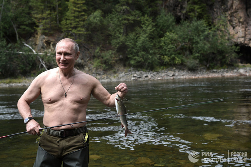 Tổng thống Putin lại cởi trần câu cá, bơi trên sông lạnh ảnh 2