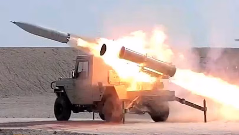 Pháo binh quân đội Syria sử dụng tên lửa IRAM tấn công phiến quân trong quận Jobar, ngoại ô Damascus