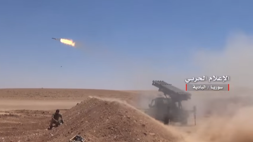 Pháo binh quân đội Syria tấn công IS trên vùng sa mạc tỉnh Homs - Ảnh truyền thông quân đội Syria