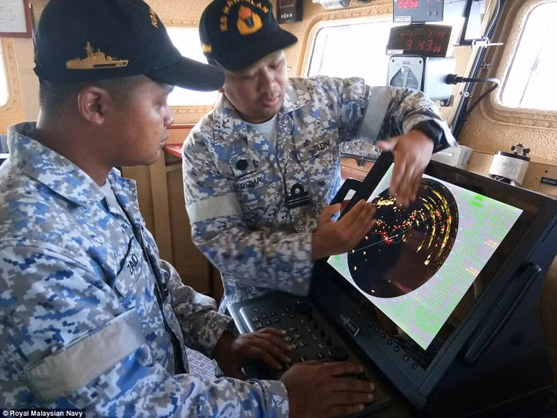 Hoảng hồn trước cú đâm khu trục hạm Mỹ tại Malacca (video) ảnh 10