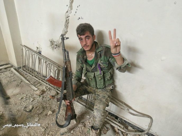 Phiến quân nã tên lửa TOW Mỹ phá hủy pháo tự hành quân Assad (video) ảnh 16