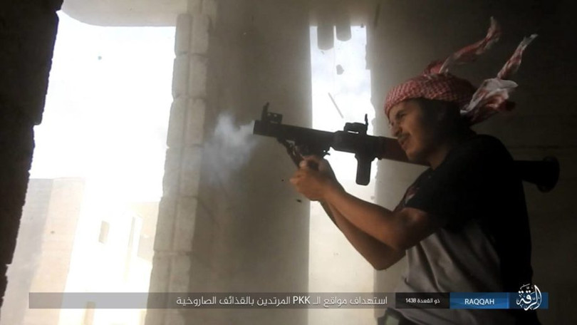 Sắp bại vong, IS ngoan cố tử thủ tại hang ổ Raqqa (video) ảnh 4