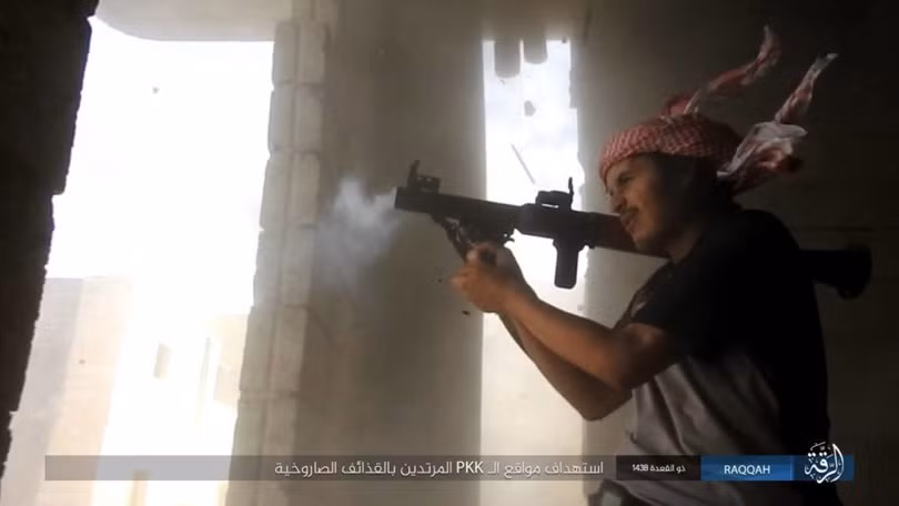 Sắp bại vong, IS ngoan cố tử thủ tại hang ổ Raqqa (video) ảnh 4
