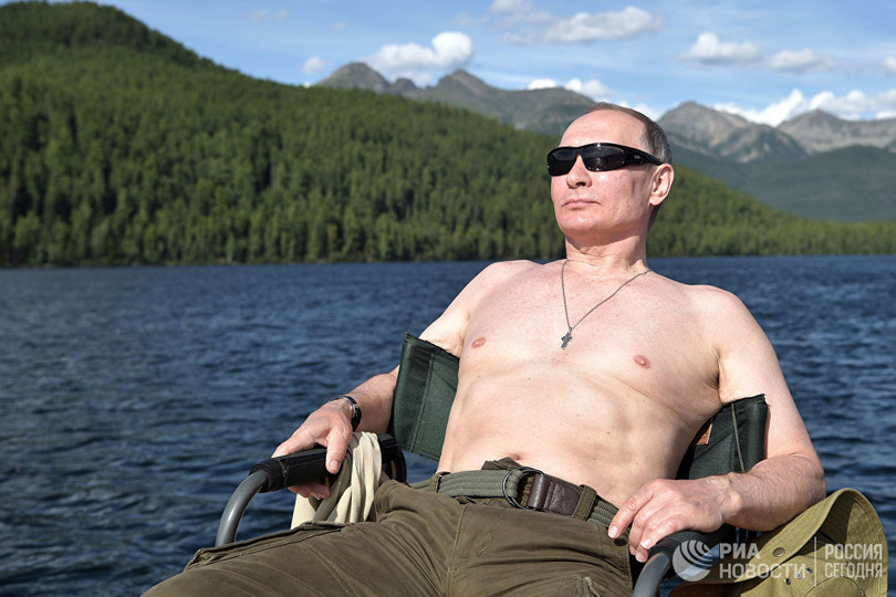 Tổng thống Putin lại cởi trần câu cá, bơi trên sông lạnh ảnh 8