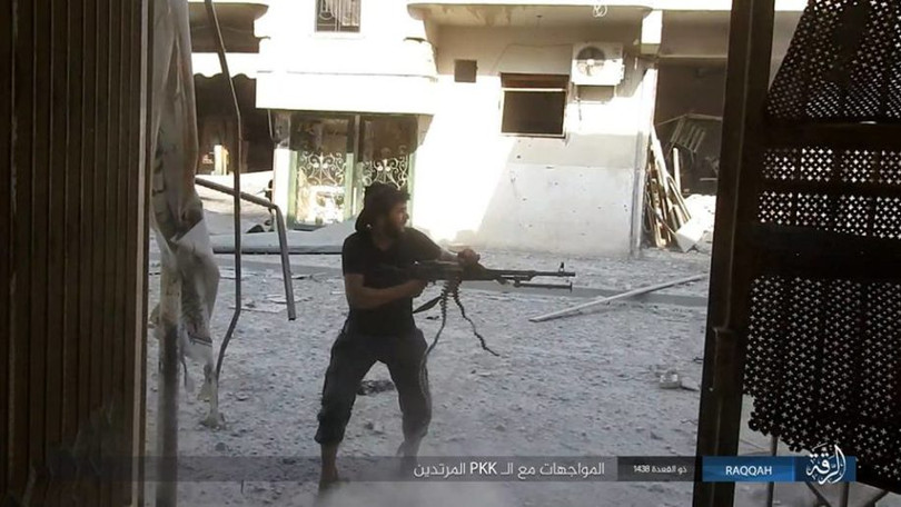 Sắp bại vong, IS ngoan cố tử thủ tại hang ổ Raqqa (video) ảnh 1