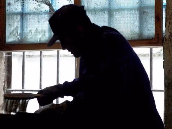 Điệp viên Bắc Triều Tiên, được cho là đang chụp ảnh tài liệu mật ở Kiev - ảnh video CNN