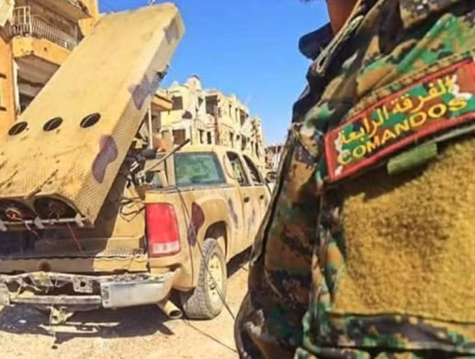 Pháo phản lực hạng nặng Golan-300 thuộc sư đoàn cơ giới số 4 chuẩn bị chiến đấu. Ảnh minh họa Masdar News