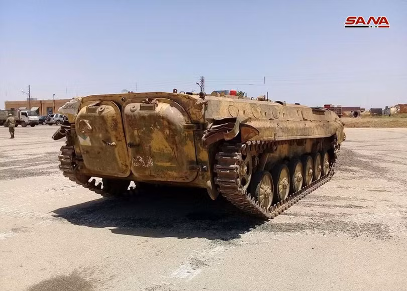 Một số vũ khí trang bị điển hình của lực lượng Hồi giáo cực đoan bị quân đội Syria thu giữ ở vùng đông bắc Daraa. Ảnh SANA