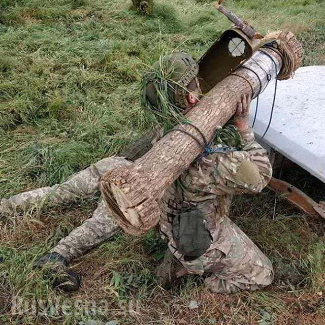 Quân đội Ukaina huấn luyện sử dụng tên lửa chống tăng siêu hiện đại Javelin Mỹ bằng tên lửa "gỗ"