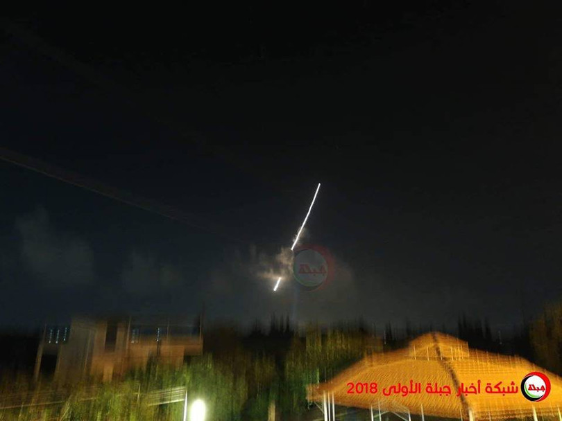 Lực lượng phòng không căn cứ quân sự Hmeymim đánh trả cuộc tấn công bằng drones. Ảnh minh họa Muraselon