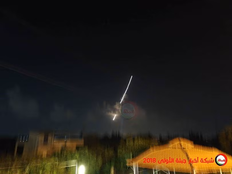 Lực lượng phòng không căn cứ quân sự Hmeymim đánh trả cuộc tấn công bằng drones. Ảnh minh họa Muraselon