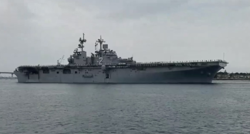Tàu đổ bộ trực thăng USS Essexm được biên chế không đoàn F-35B Lighting II