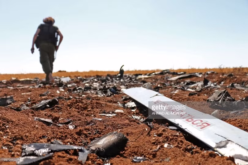 Những mảnh vỡ được cho là của máy bay không người lái không quân Syria, bị Israel bắn hạ trên không phận cao nguyên Golan. Ảnh South Front
